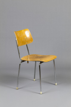 Stuhl aus Holz und Metall