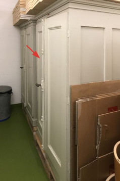 Schrank mit Tablaren