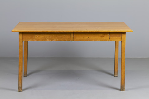 Tisch aus Holz