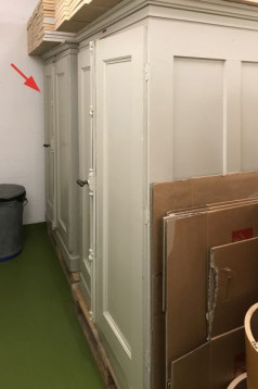 Schrank mit Tablaren